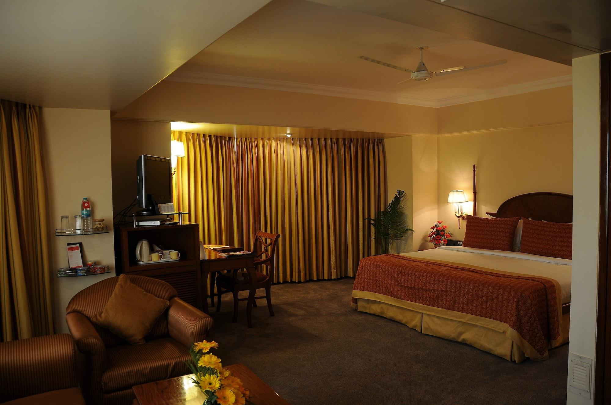Hotel Ramada Plaza By Wyndham Palm Grove Mumbai Exterior foto A suite at the Taj Bengal
