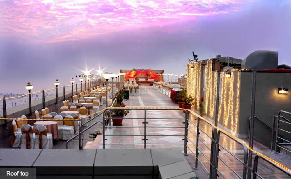 Hotel Ramada Plaza By Wyndham Palm Grove Mumbai Exterior foto Rooftop of the hotel