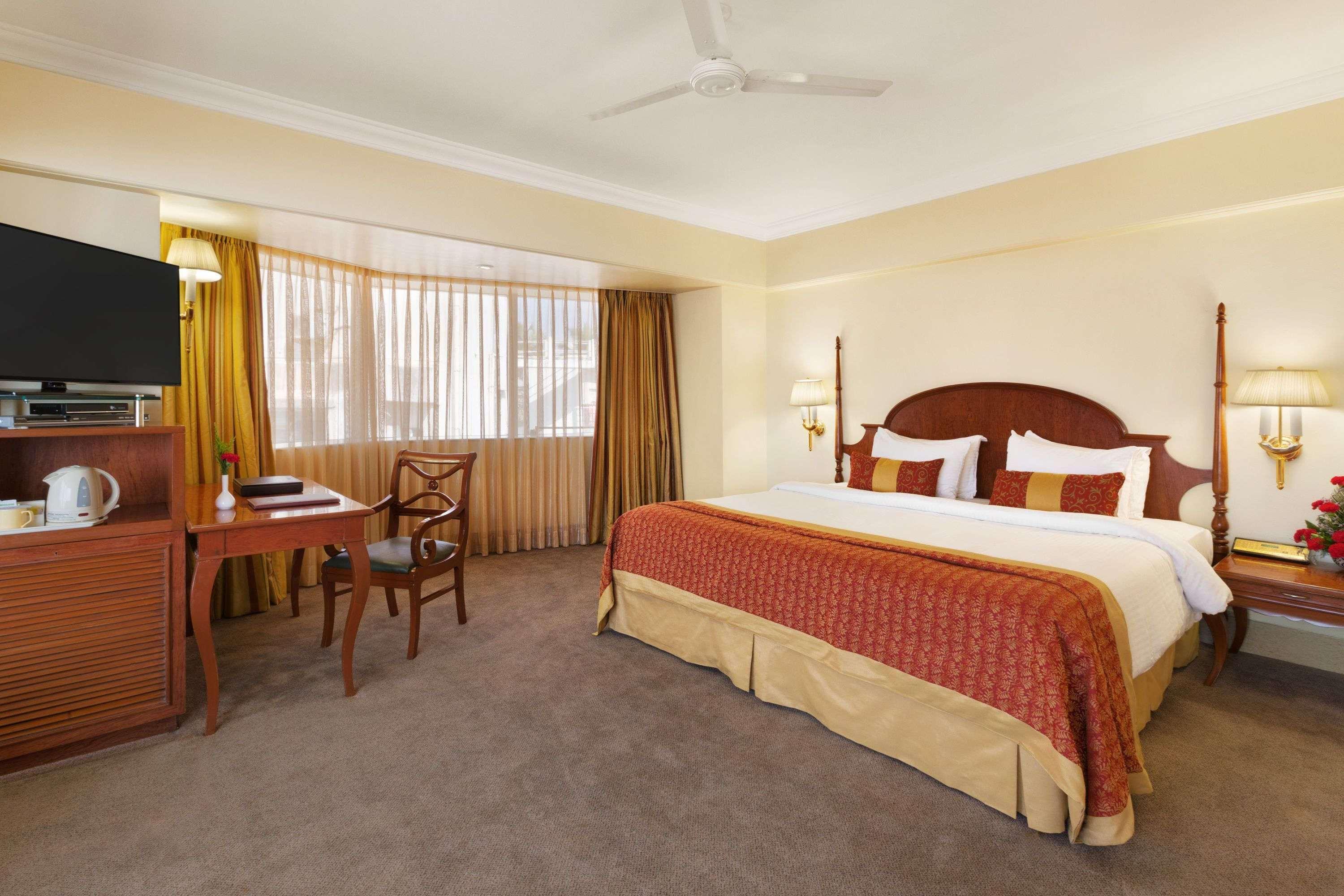 Hotel Ramada Plaza By Wyndham Palm Grove Mumbai Exterior foto A room at the hotel