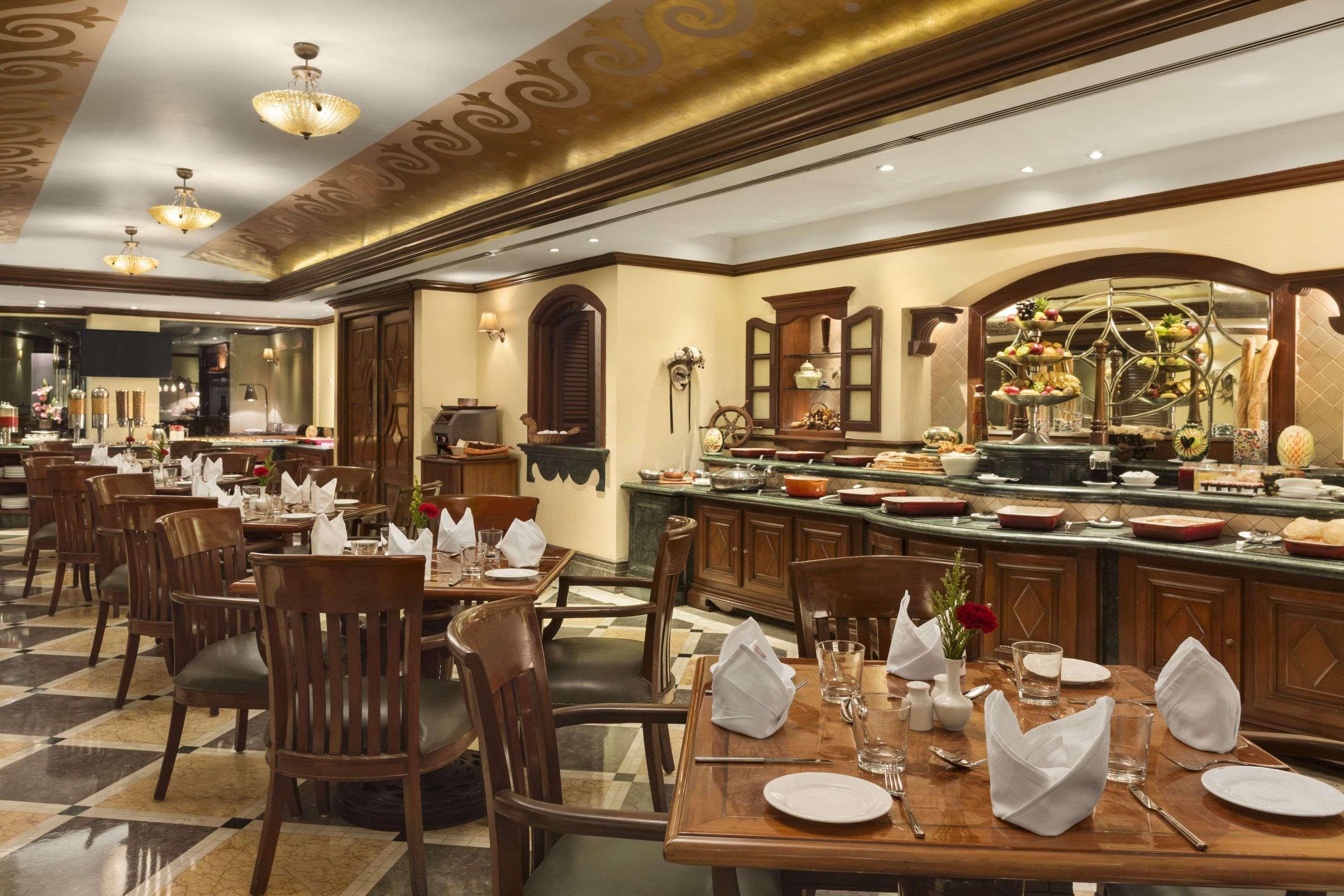 Hotel Ramada Plaza By Wyndham Palm Grove Mumbai Exterior foto The interior of a typical buffet restaurant