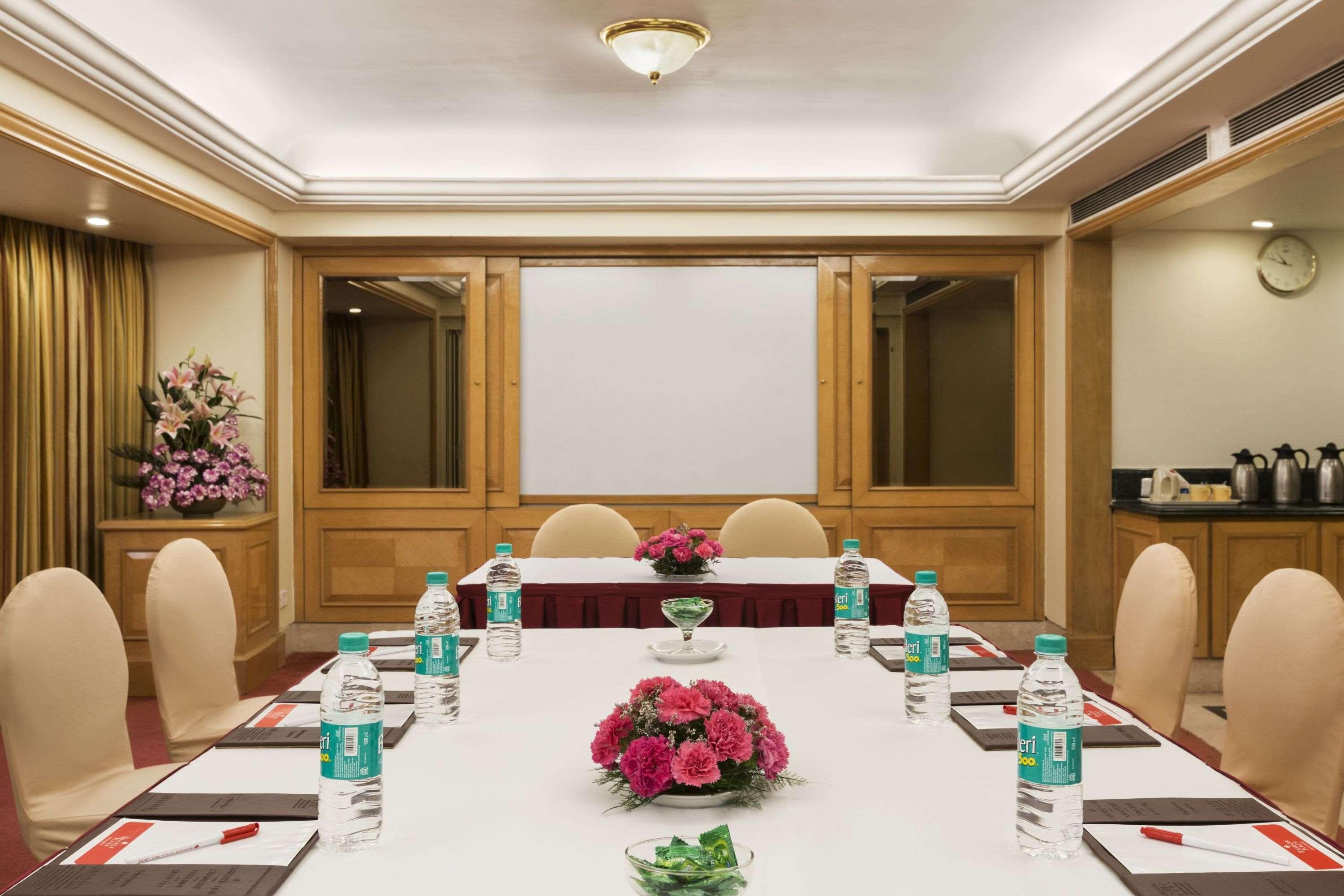 Hotel Ramada Plaza By Wyndham Palm Grove Mumbai Exterior foto Boardroom at the Taj Bengal