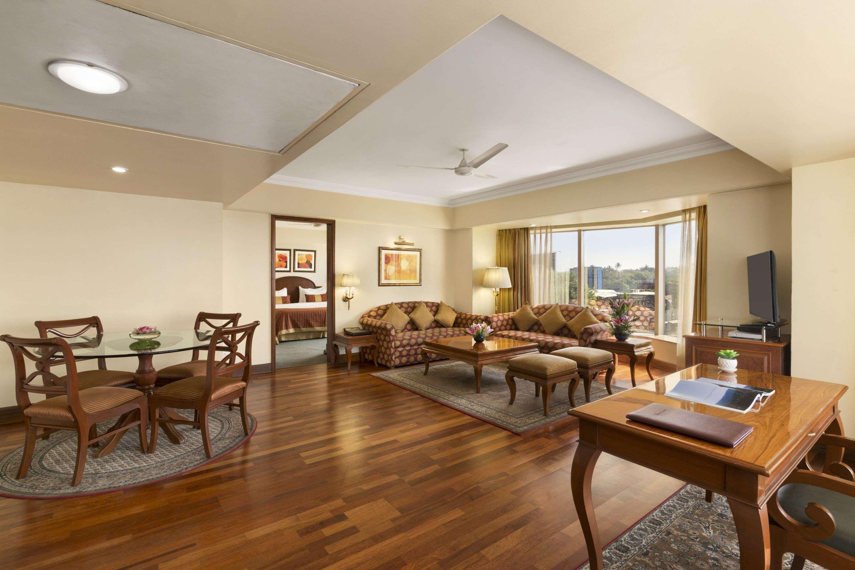 Hotel Ramada Plaza By Wyndham Palm Grove Mumbai Exterior foto Suite at the Taj Bengal