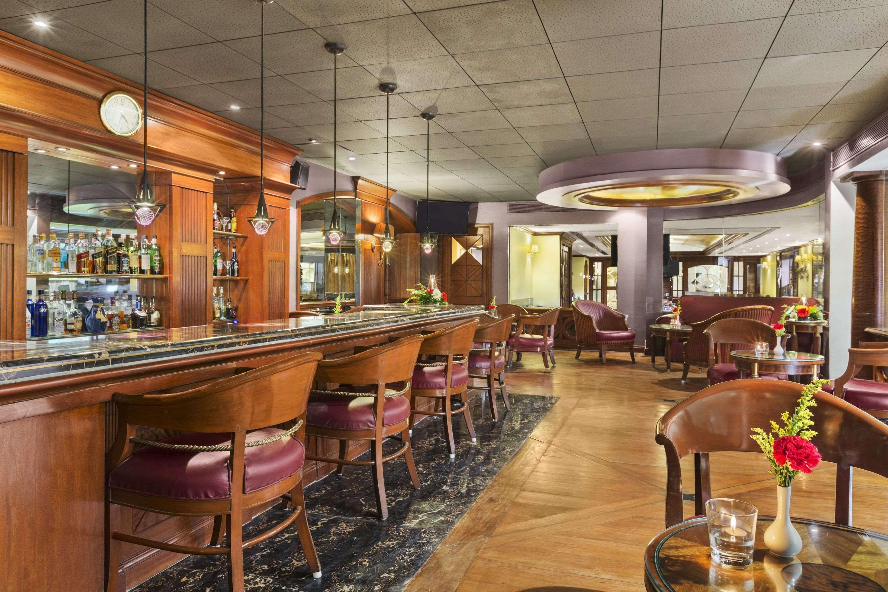 Hotel Ramada Plaza By Wyndham Palm Grove Mumbai Exterior foto The bar at the restaurant