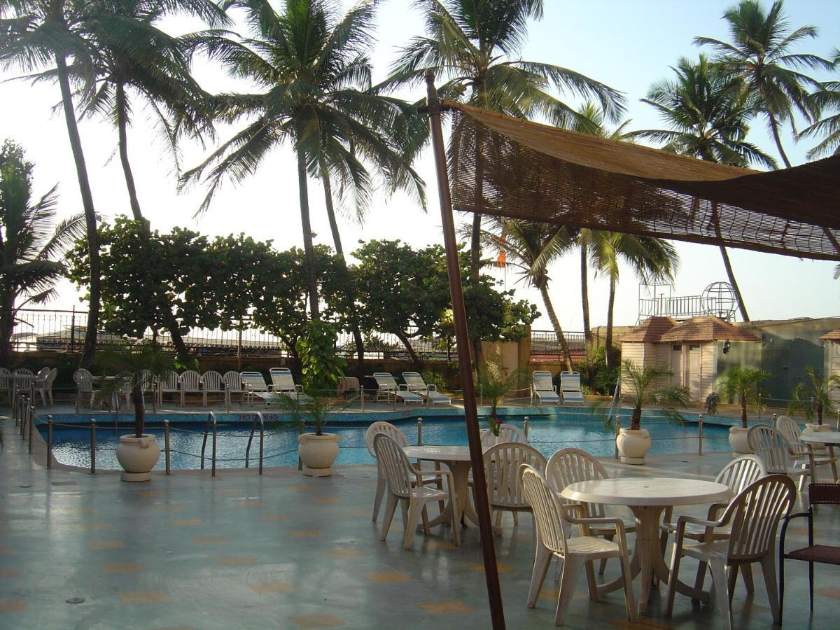 Hotel Ramada Plaza By Wyndham Palm Grove Mumbai Exterior foto The pool at the hotel