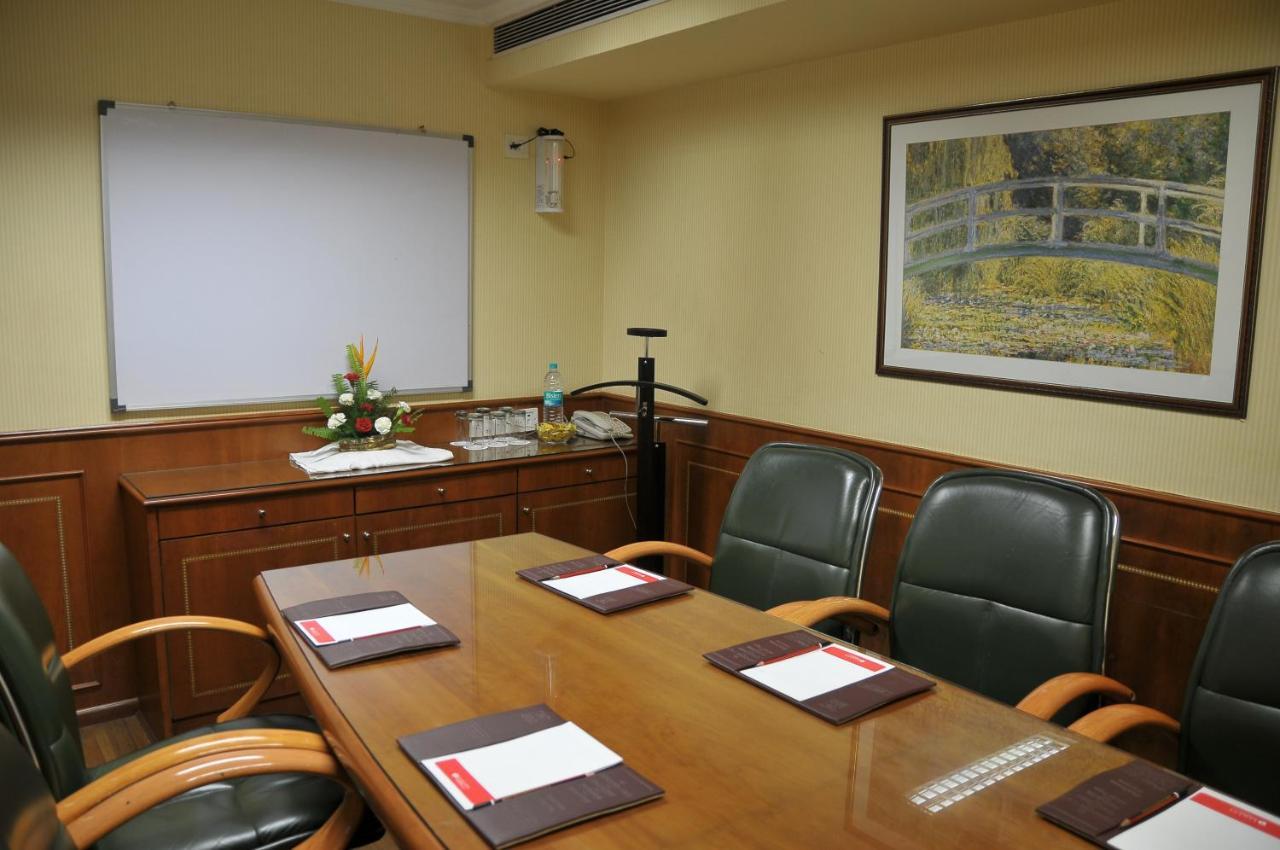 Hotel Ramada Plaza By Wyndham Palm Grove Mumbai Exterior foto A meeting room at the hotel