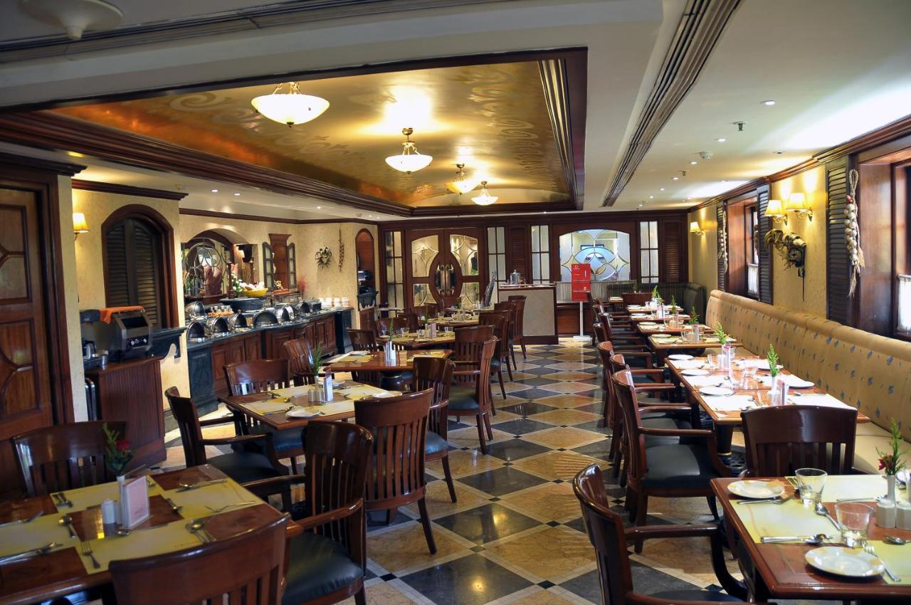 Hotel Ramada Plaza By Wyndham Palm Grove Mumbai Exterior foto The interior of the restaurant