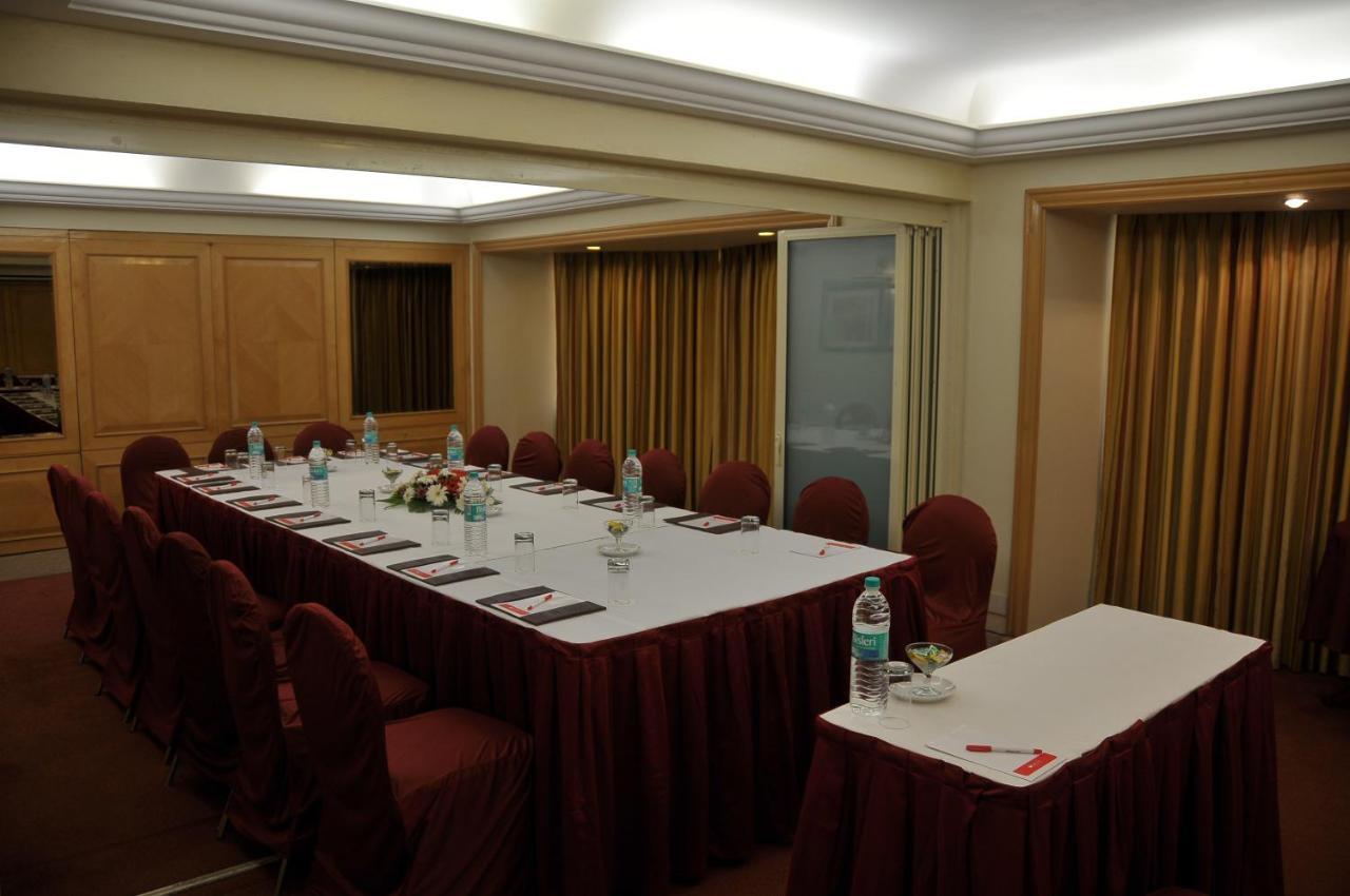 Hotel Ramada Plaza By Wyndham Palm Grove Mumbai Exterior foto A meeting room at a hotel
