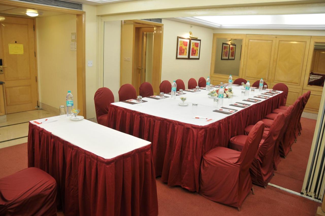 Hotel Ramada Plaza By Wyndham Palm Grove Mumbai Exterior foto A meeting room at a hotel