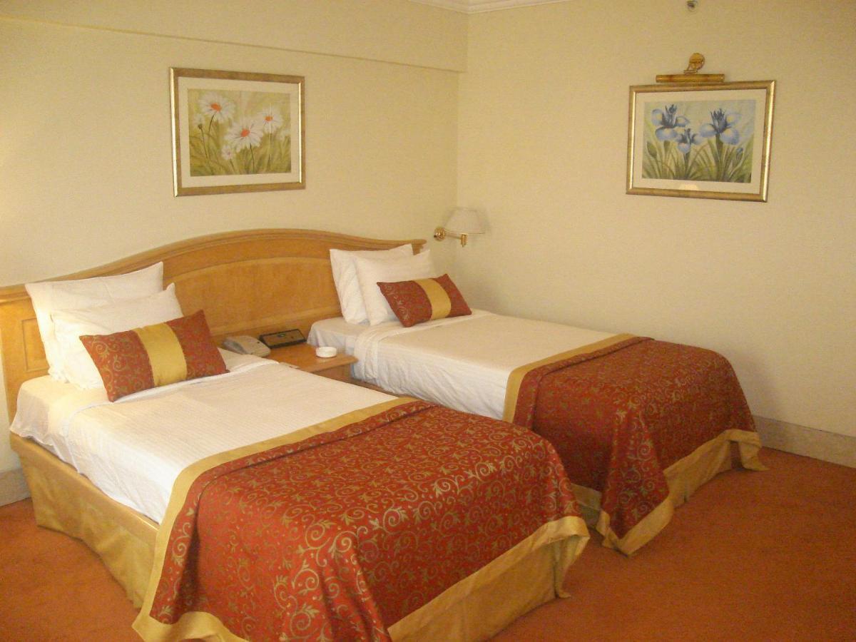 Hotel Ramada Plaza By Wyndham Palm Grove Mumbai Exterior foto A room at the hotel