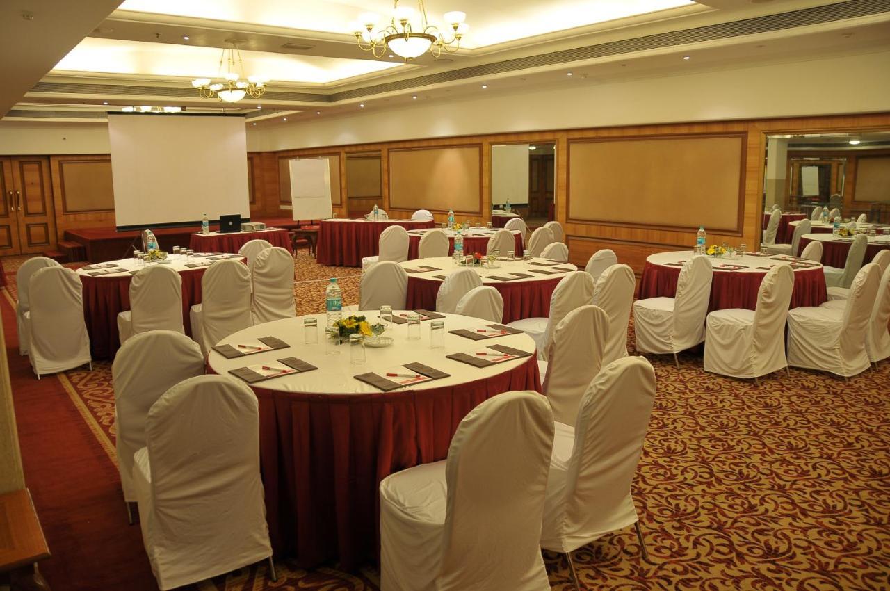 Hotel Ramada Plaza By Wyndham Palm Grove Mumbai Exterior foto A meeting room at a hotel