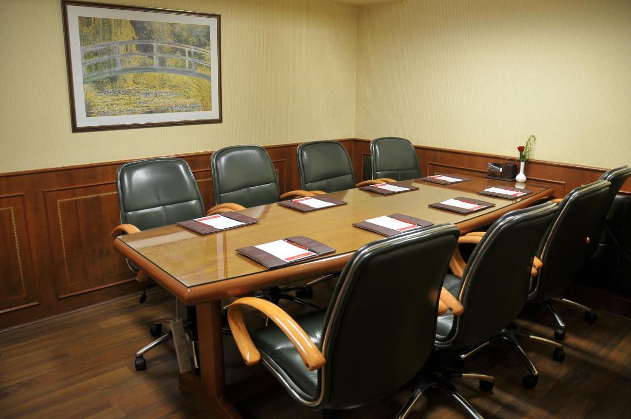 Hotel Ramada Plaza By Wyndham Palm Grove Mumbai Exterior foto A boardroom