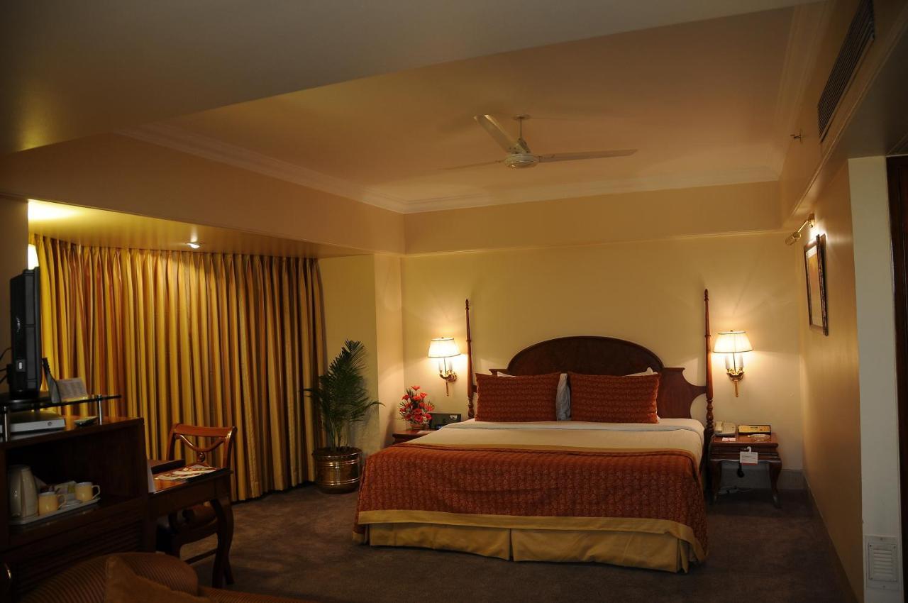 Hotel Ramada Plaza By Wyndham Palm Grove Mumbai Exterior foto A room at the Taj Bengal