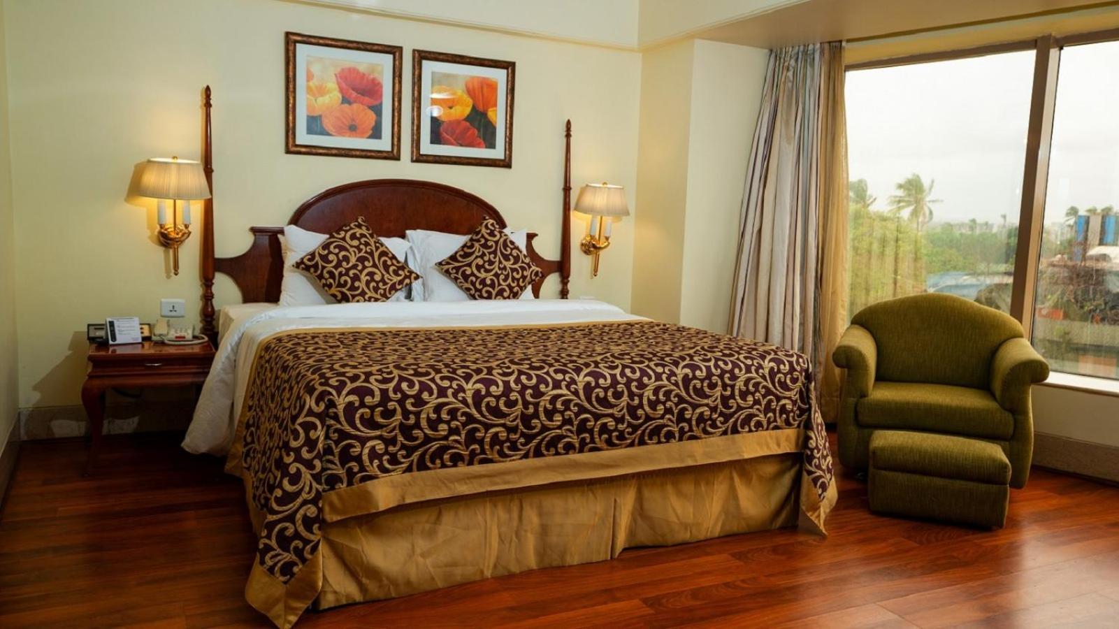Hotel Ramada Plaza By Wyndham Palm Grove Mumbai Exterior foto A bedroom at the hotel
