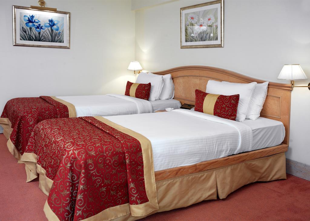 Hotel Ramada Plaza By Wyndham Palm Grove Mumbai Exterior foto A guest room at the hotel