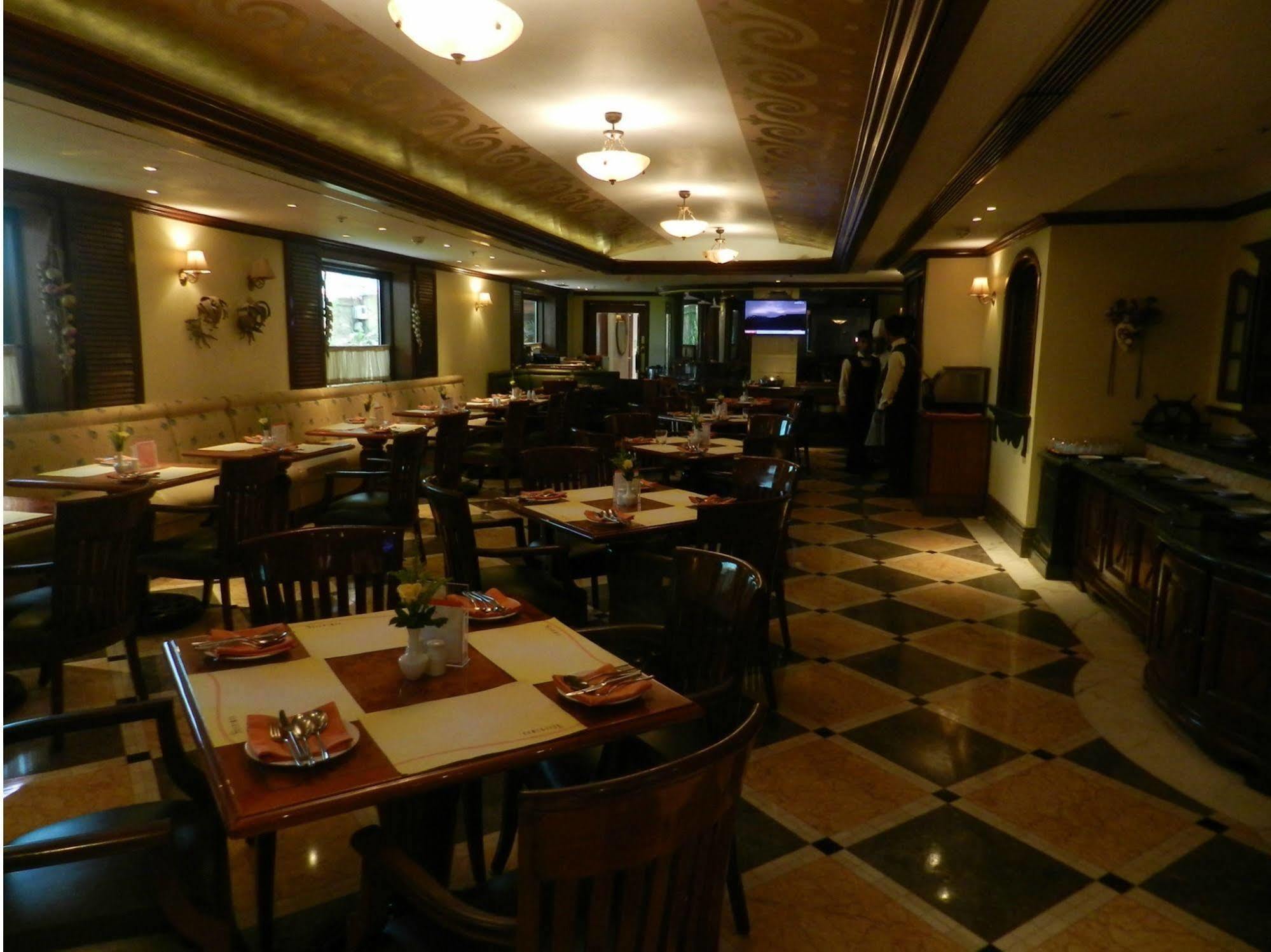 Hotel Ramada Plaza By Wyndham Palm Grove Mumbai Exterior foto The interior of the restaurant