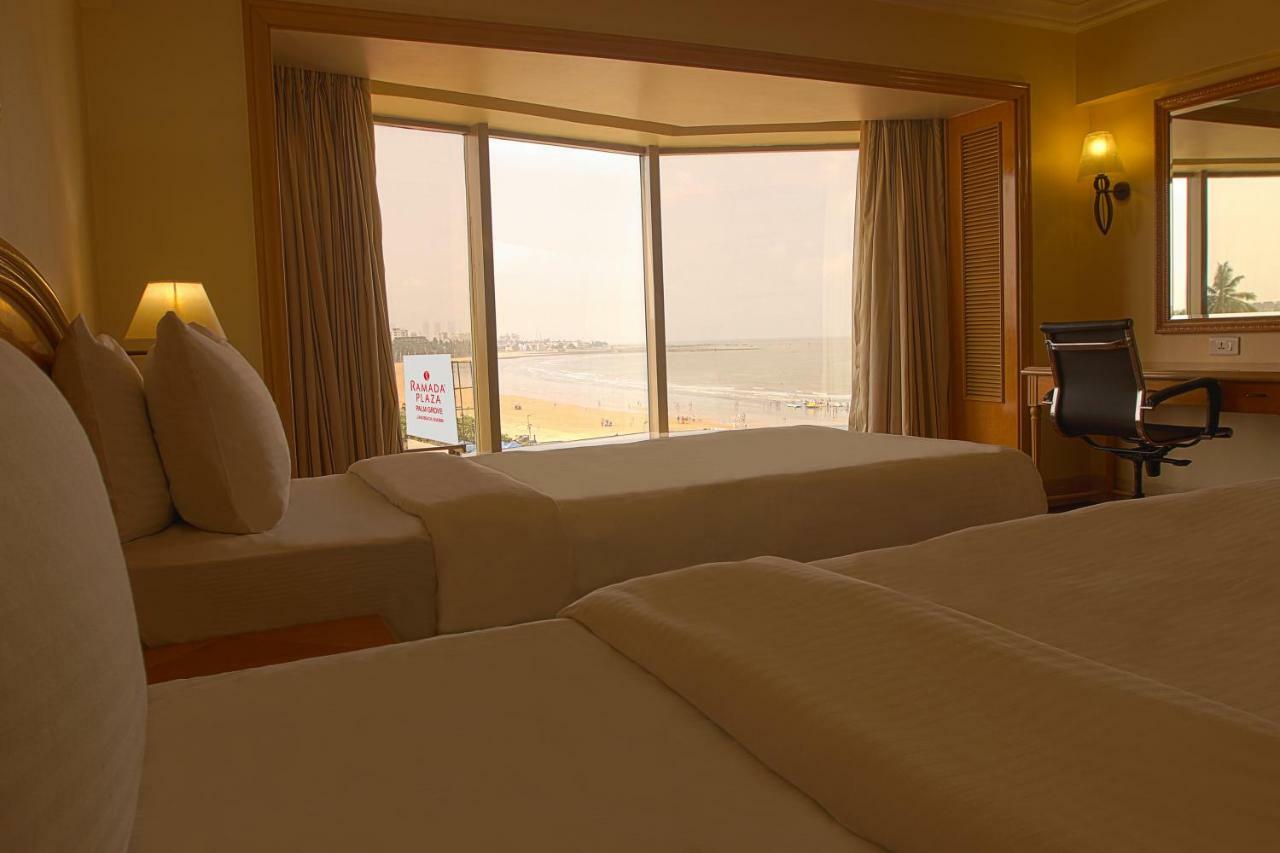 Hotel Ramada Plaza By Wyndham Palm Grove Mumbai Exterior foto A room at the hotel